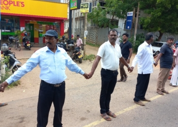 மருதனார்மடம்-யாழ் மனித சங்கிலி போராட்டம் நடைபெற்றுள்ளது.