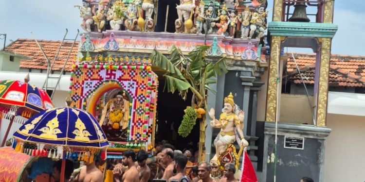 வல்வை தீருவில் புட்டணிபிள்ளையார் கொடியேற்ற உற்சவம் பகல்.