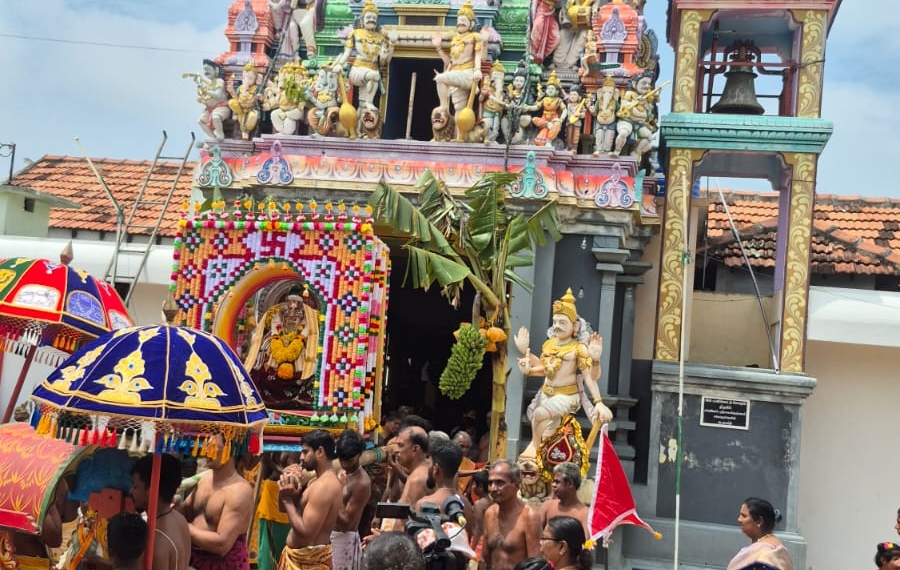 வல்வை தீருவில் புட்டணிபிள்ளையார் கொடியேற்ற உற்சவம் பகல்.